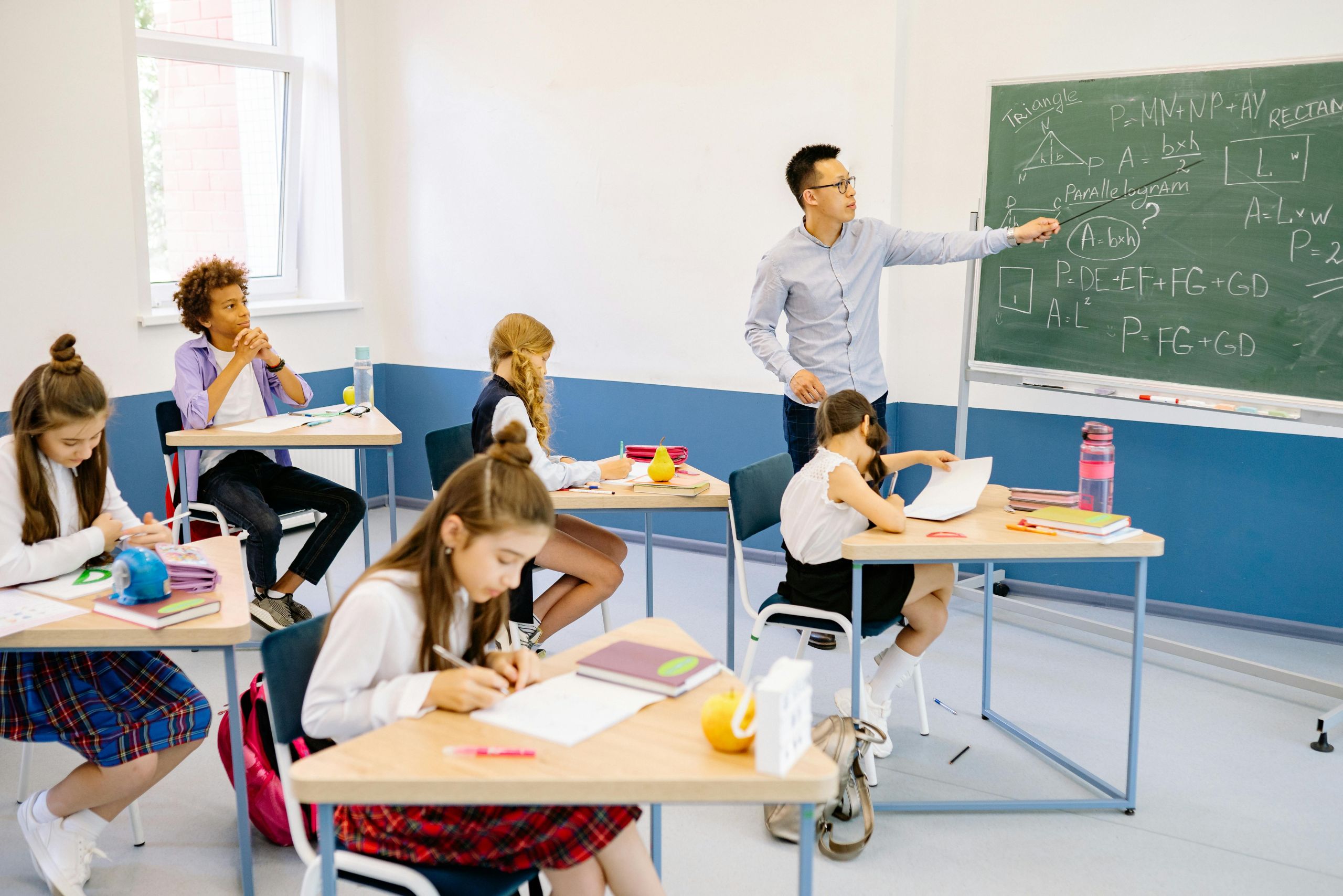 Kins Learning Hub Intl Logo Online School for Class Five to Matric, O/A Level, Students are studing